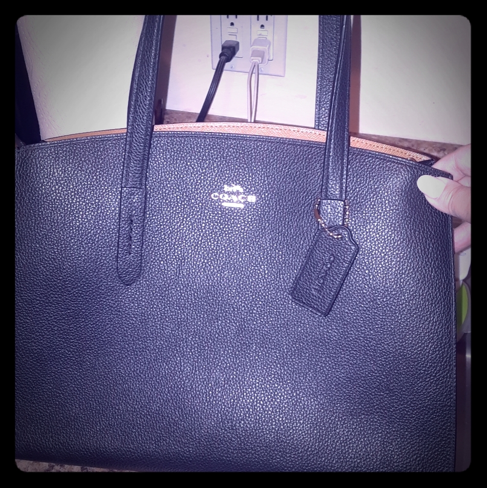 Coach black pebble leather bag w shoulder strap